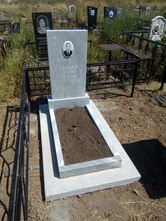 Памятник на могилу белый мрамор фото
