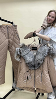 Бежево-золотистый зимний костюм с мехом лисы. Cristal: приталенная куртка с мехом + штаны - Варежки с мехом (мех использ