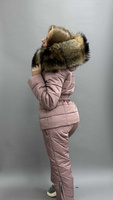 Женский зимний костюм для прогулок: стеганые брюки и куртка с натуральным мехом енота, цвет серо-розовый - Брендированны
