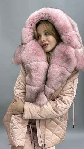 Пудровый костюм женский зимний: полукомбинезон стеганый и куртка парка на кулиске с розовым мехом песца - Варежки с мехо