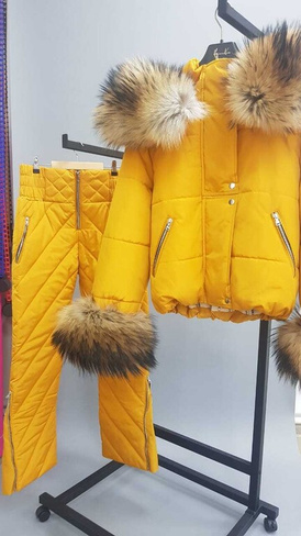 Куртка с натуральным мехом по капюшону и широкими меховыми манжетами+зимние штаны в цвете горчица - Брендированные лямки