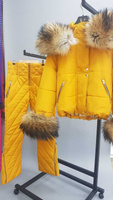 Куртка с натуральным мехом по капюшону и широкими меховыми манжетами+зимние штаны в цвете горчица - Шапка ушанка с мехом