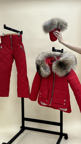 Красный зимний костюм детский: штаны+куртка с натуральным мехом енота - рюкзак с бубонами