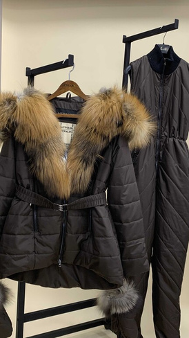 Коричневый зимний комплект: полукомбинезон и куртка парка с мехом финской лисы - Дополнительно широкий пояс на кнопках