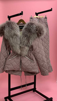 Серо-розовый зимний комплект женский: штаны на высокой посадке+куртка на кулиске с мехом розового енота - Варежки с мехо